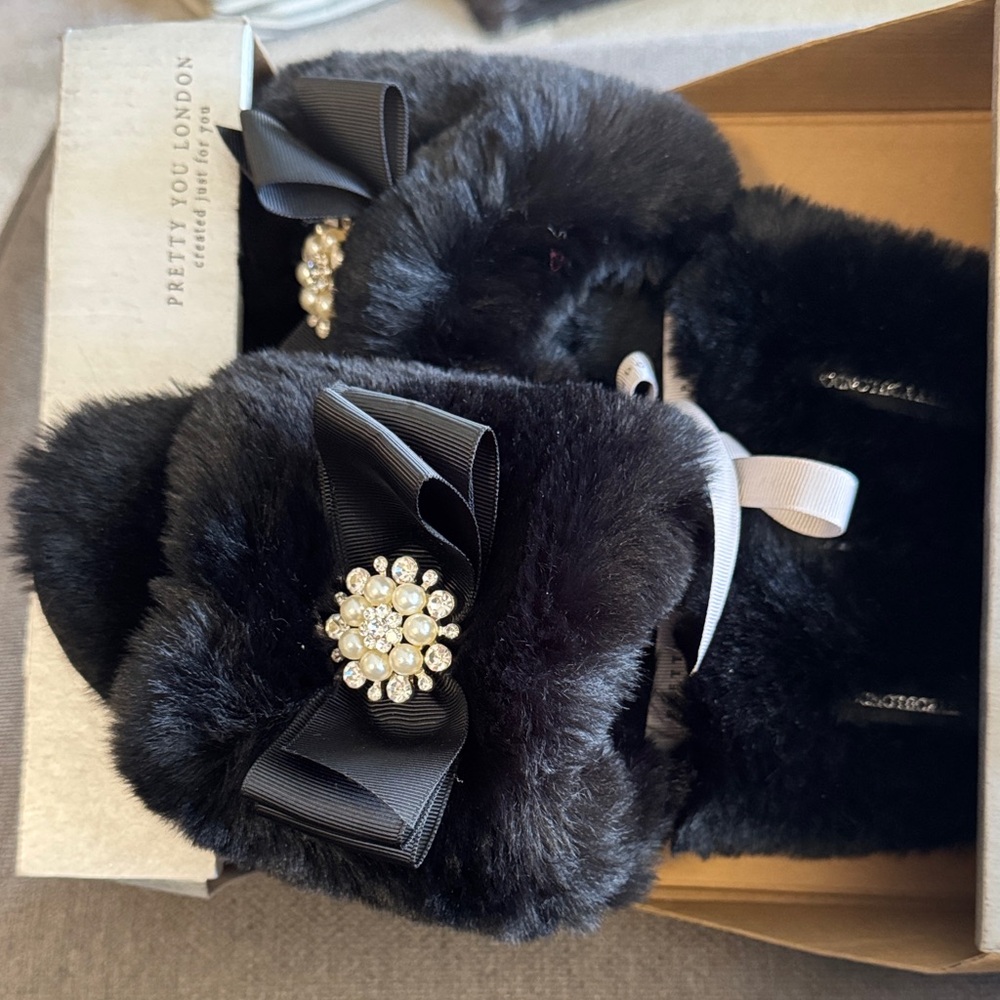 🆕 Pretty You London Black Faux Fur Slippers with Bow - Picture 2 of 3